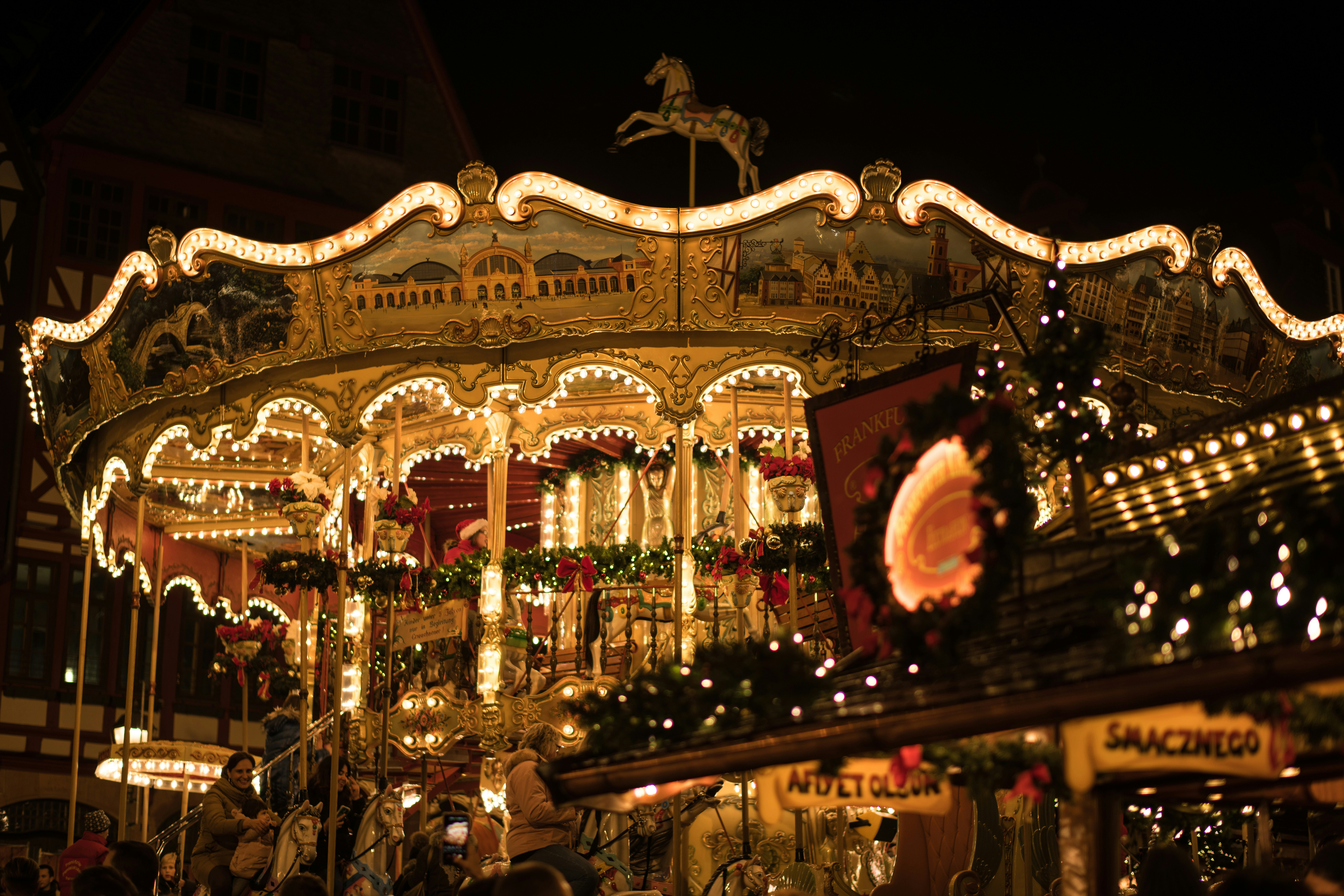 Marché de Noël avec carrousel au centre