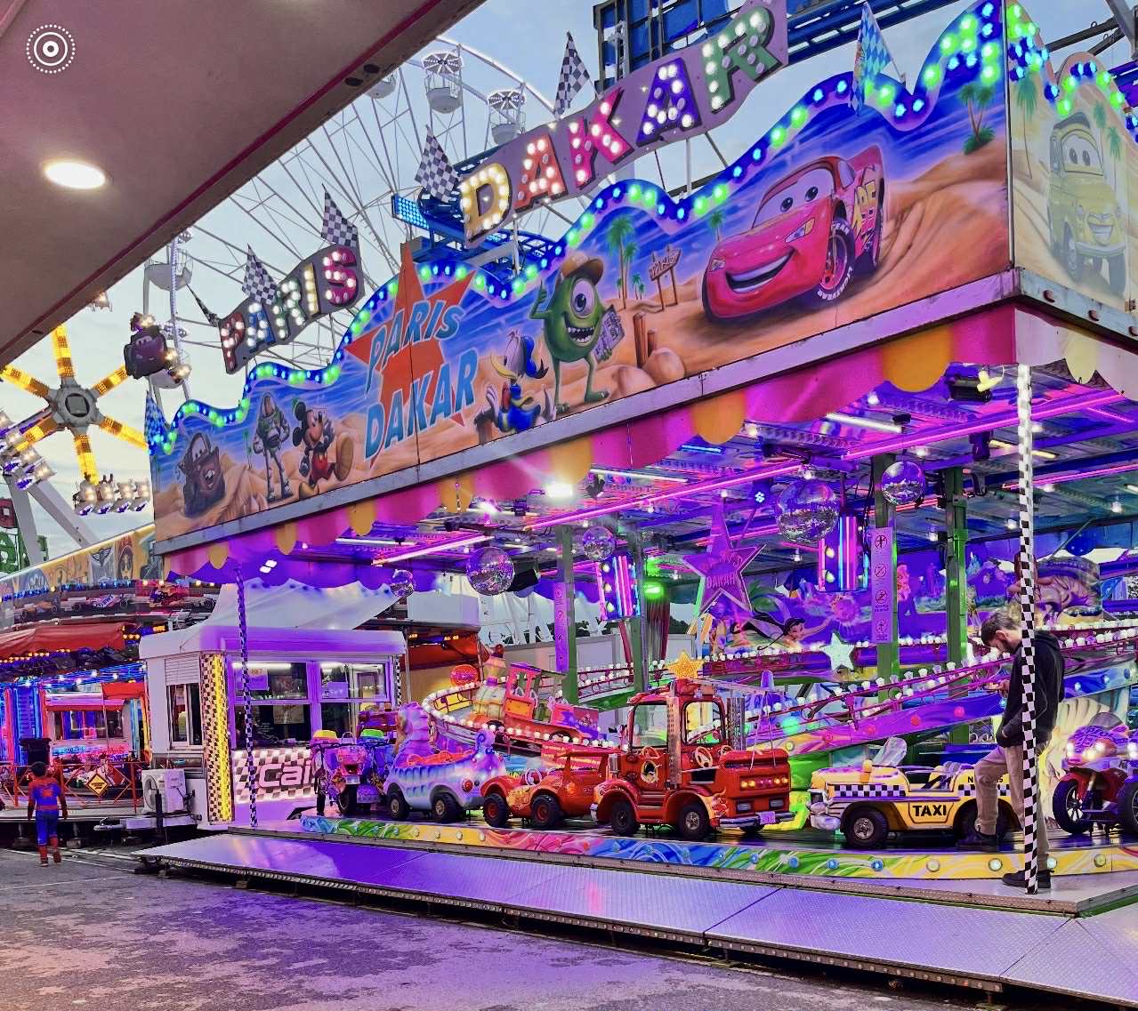 Ambiance de fête foraine de nuit