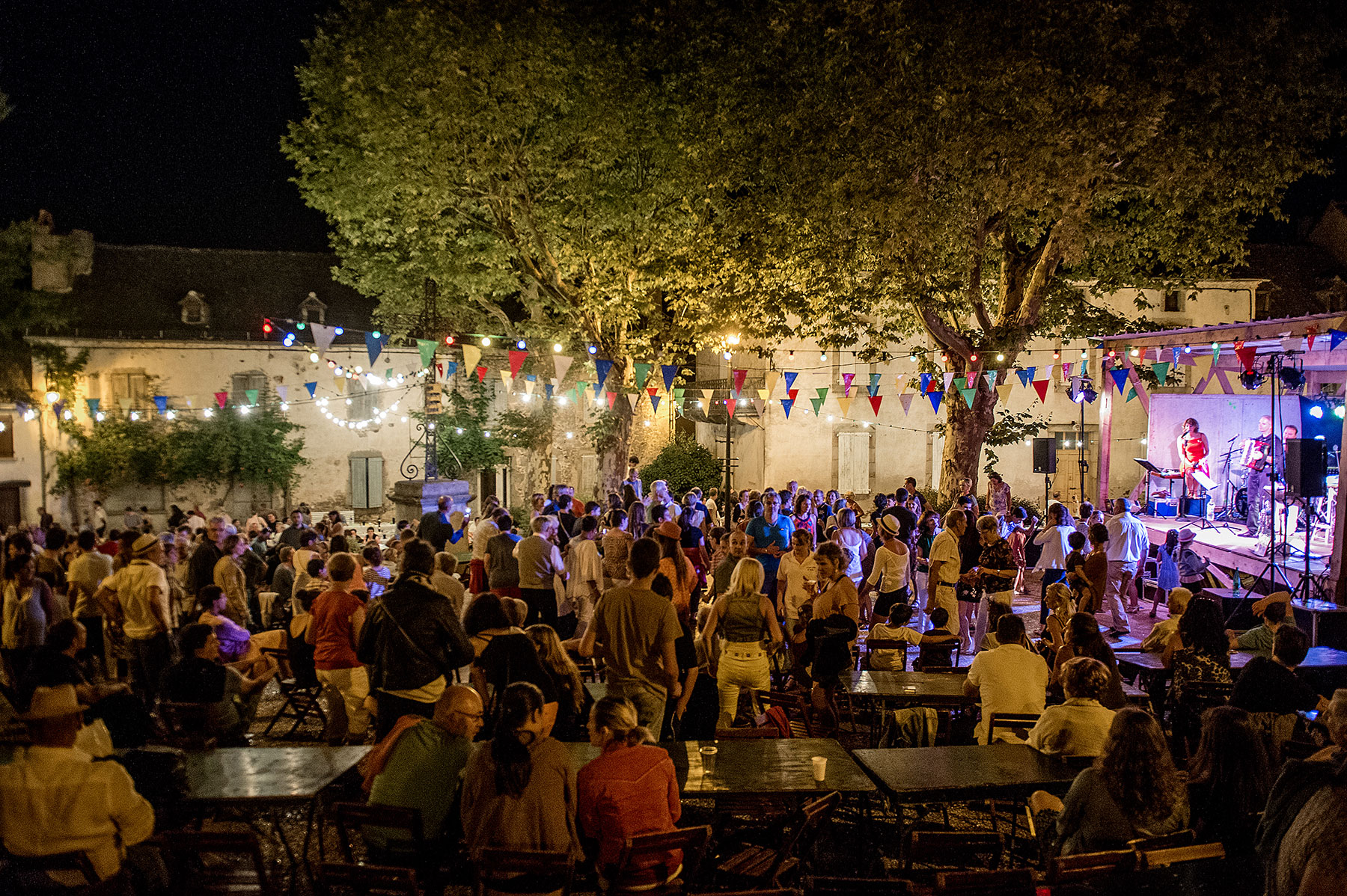 Fête de village avec manèges sur la place