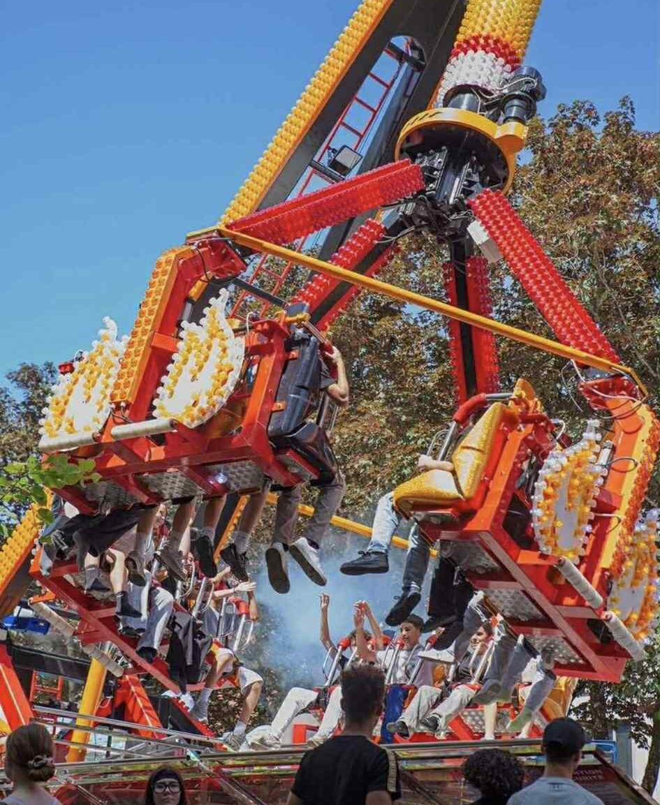 Manège en fonctionnement avec public
