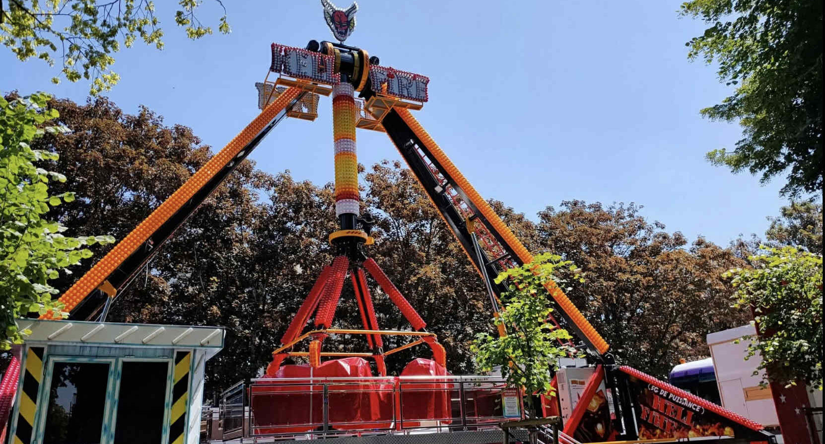 Vue de fête foraine colorée
