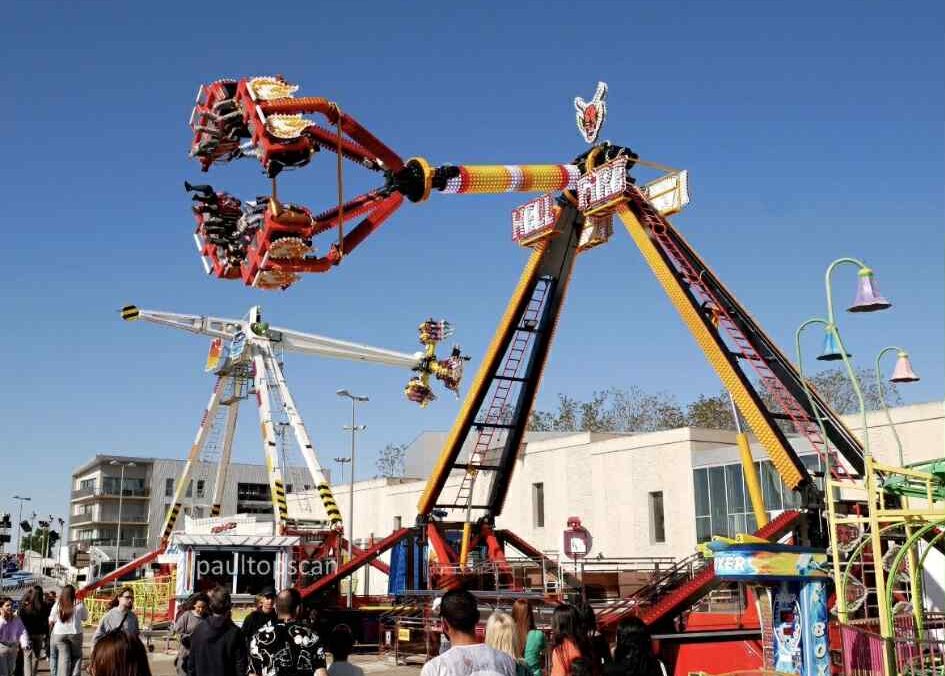 Manèges de fête de village de nuit