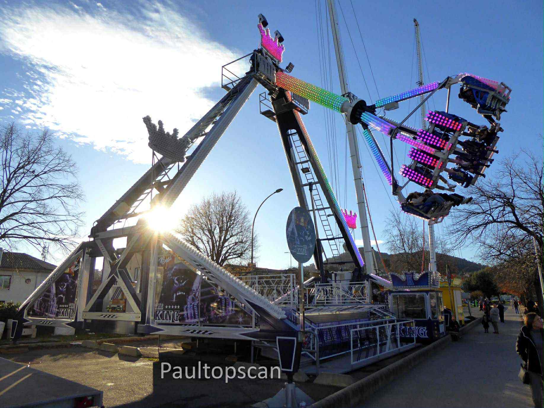 Gros plan sur un carrousel illuminé
